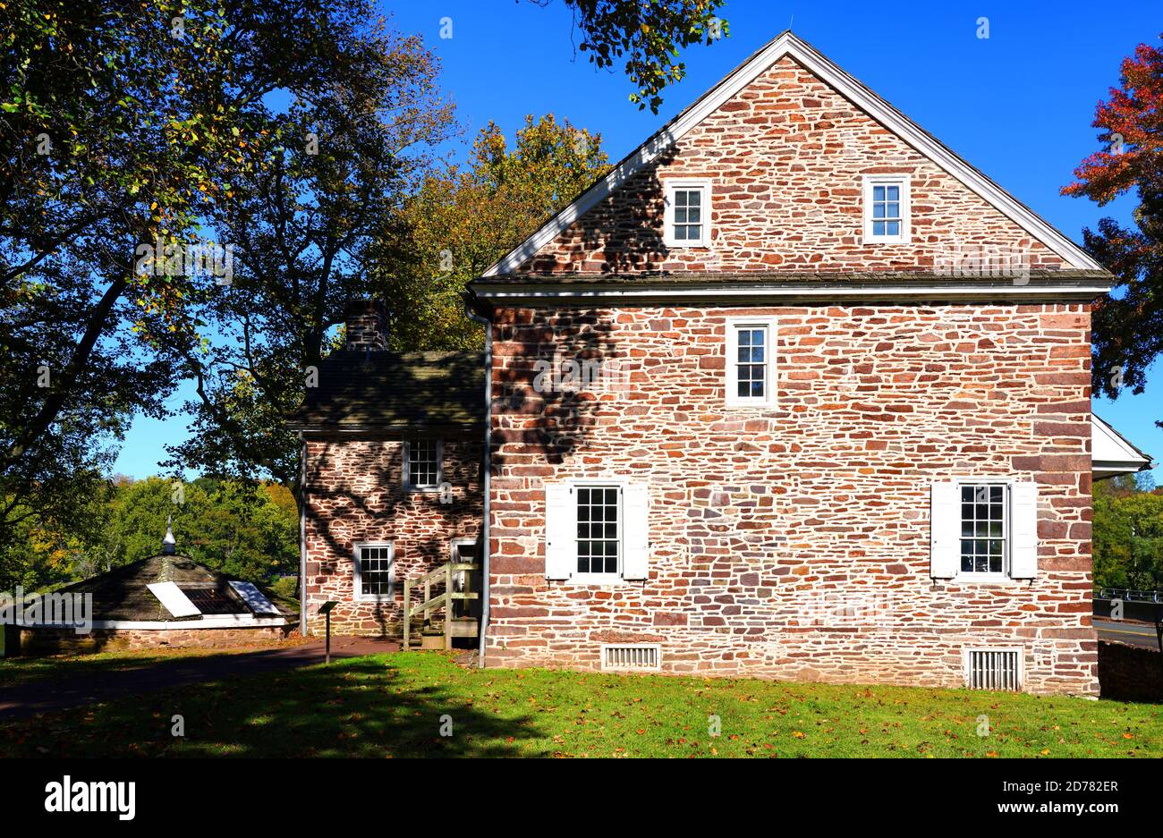 WASHINGTON CROSSING, PA –17 Okt 2020- Blick auf das Wahrzeichen McConkey's Ferry Inn in Washington Crossing Historic Park, Bucks County, Pennsylvania, Unit Stockfoto