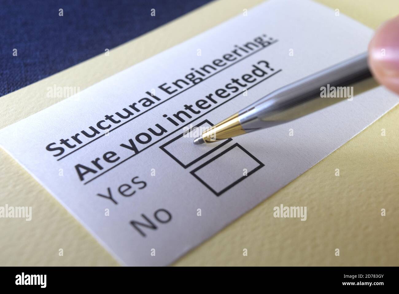 Eine Person beantwortet Fragen zum Thema Tragwerksplanung. Stockfoto