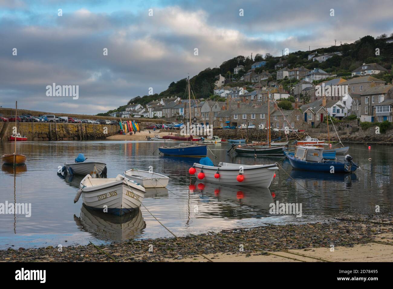 Mousehole Cornwall, Blick in der Dämmerung auf Fischerboote, die in Mousehole Harbour, Cornwall, Südwestengland, Großbritannien, festgemacht sind Stockfoto