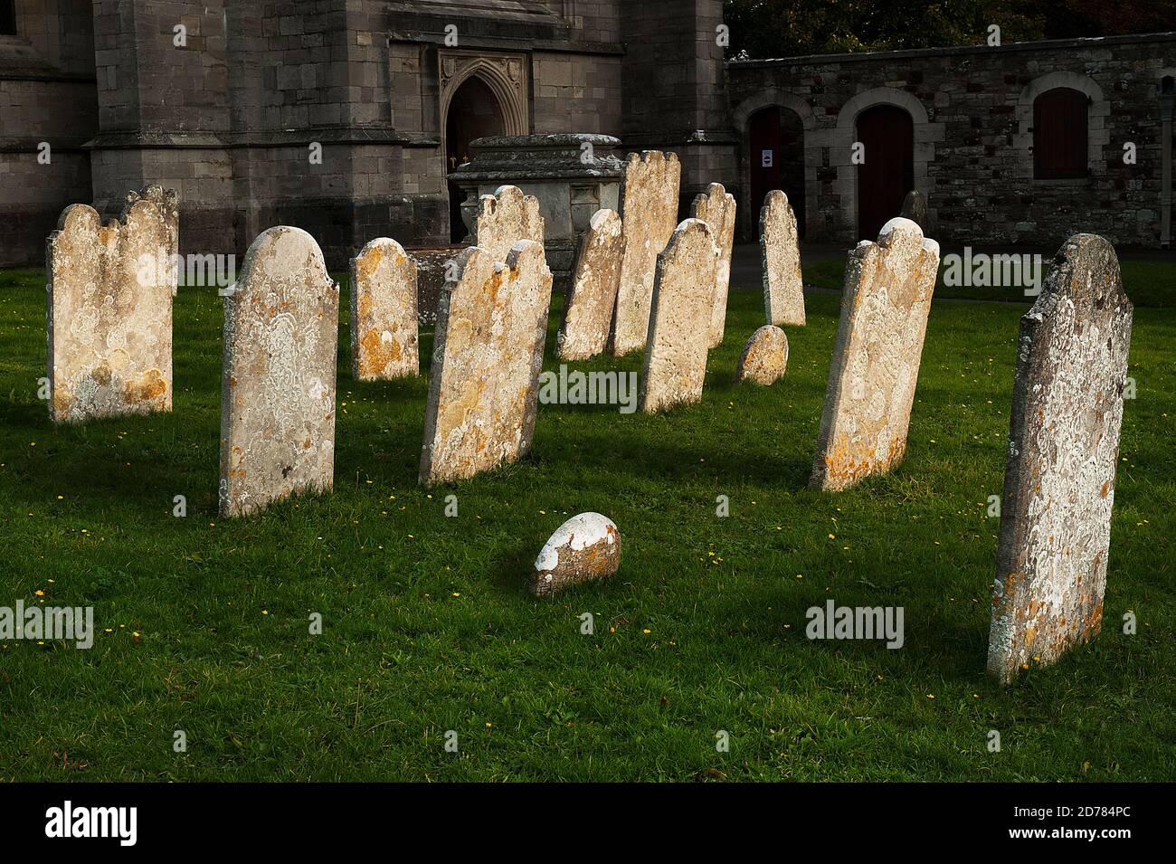 Old Stone sonnenbeschienenen Grabsteinen in Christchurch Friedhof Großbritannien Stockfoto