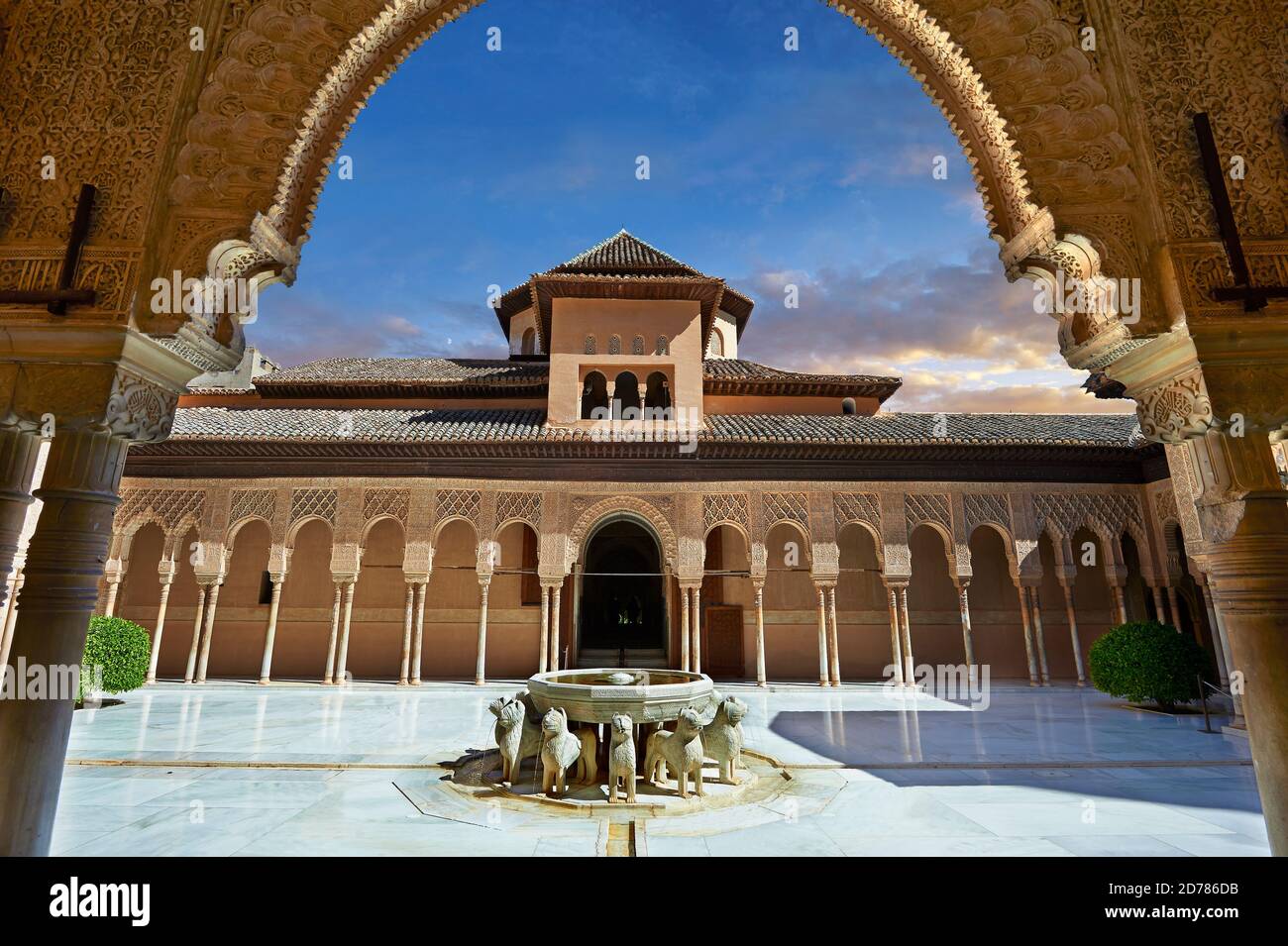 Arabeske maurische Architektur des Patio de los Leones (Löwenhof) der Palacios Naziare, Alhambra. Granada, Andalusien, Spanien. Stockfoto