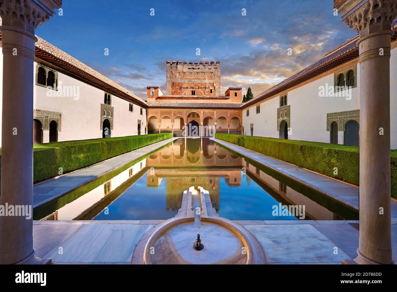 Arabeske maurische Architektur und Teich des Hofes der Myrtles der Palacios Naziare, Alhambra. Granada, Andalusien, Spanien. Stockfoto