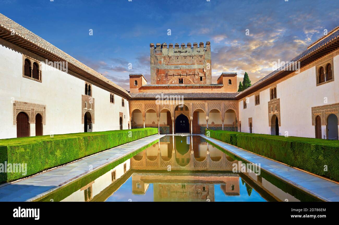 Arabeske maurische Architektur und Teich des Hofes der Myrtles der Palacios Naziare, Alhambra. Granada, Andalusien, Spanien. Stockfoto