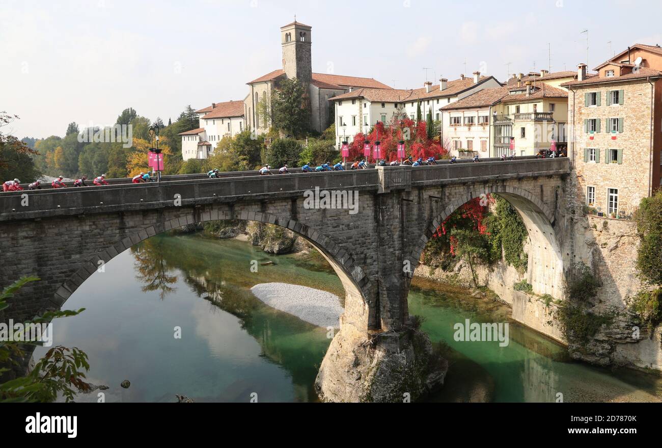San Daniele Del Friuli, Italien. Oktober 2020. Il Giro d'Italia al passaggio sul Ponte del Diavolo a Cividale del Friuli durante Udine - San Daniele del Friuli, Giro d'Italia in san daniele del friuli, Italia, 20 ottobre 2020 Credit: Independent Photo Agency/Alamy Live News Stockfoto