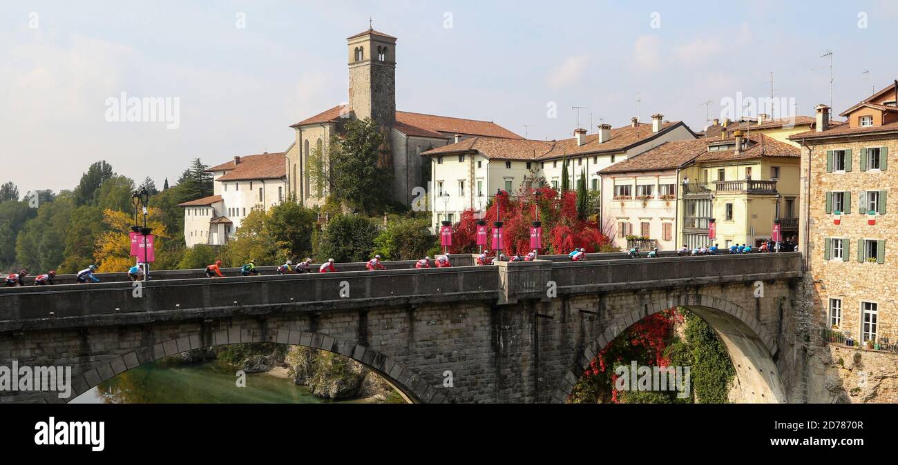 San Daniele Del Friuli, Italien. Oktober 2020. Il Giro d'Italia al passaggio sul Ponte del Diavolo a Cividale del Friuli durante Udine - San Daniele del Friuli, Giro d'Italia in san daniele del friuli, Italia, 20 ottobre 2020 Credit: Independent Photo Agency/Alamy Live News Stockfoto