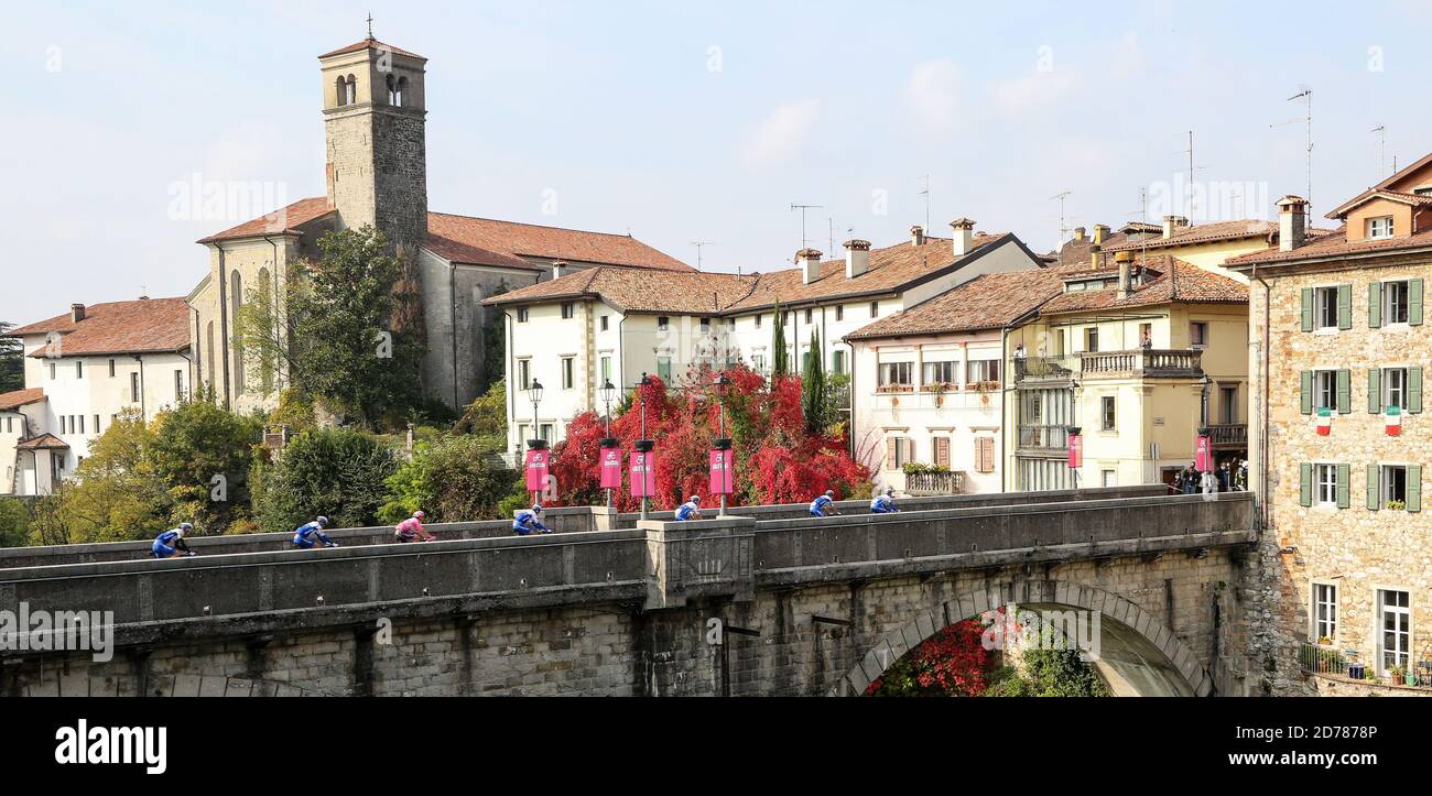 San Daniele Del Friuli, Italien. Oktober 2020. Il Giro d'Italia al passaggio sul Ponte del Diavolo a Cividale del Friuli durante Udine - San Daniele del Friuli, Giro d'Italia in san daniele del friuli, Italia, 20 ottobre 2020 Credit: Independent Photo Agency/Alamy Live News Stockfoto