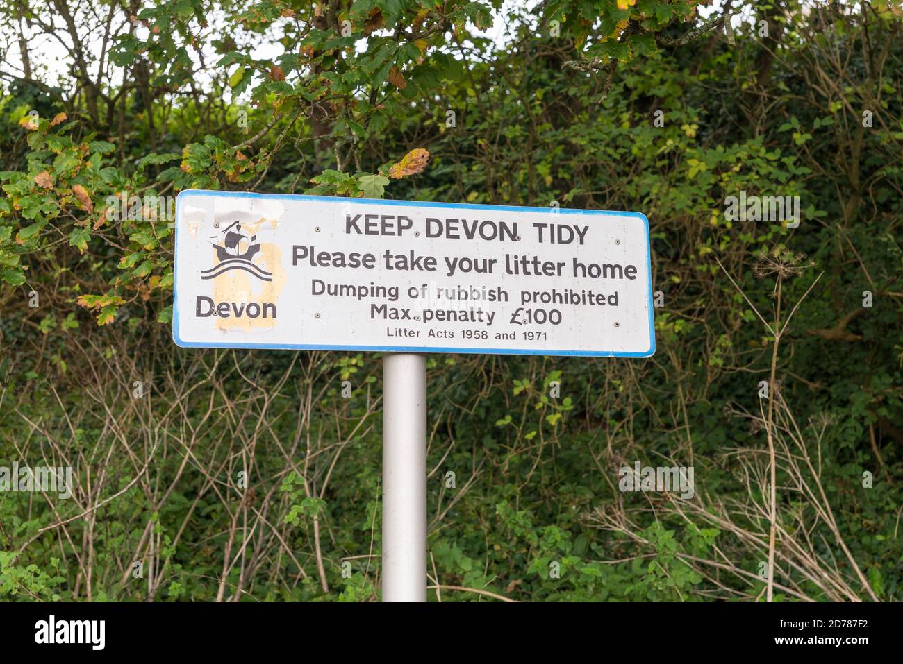 Schild mit der Aufschrift Keep Devon Tidy in einem Lay-by in der Nähe von Kingsbridge, Devon, Großbritannien Stockfoto