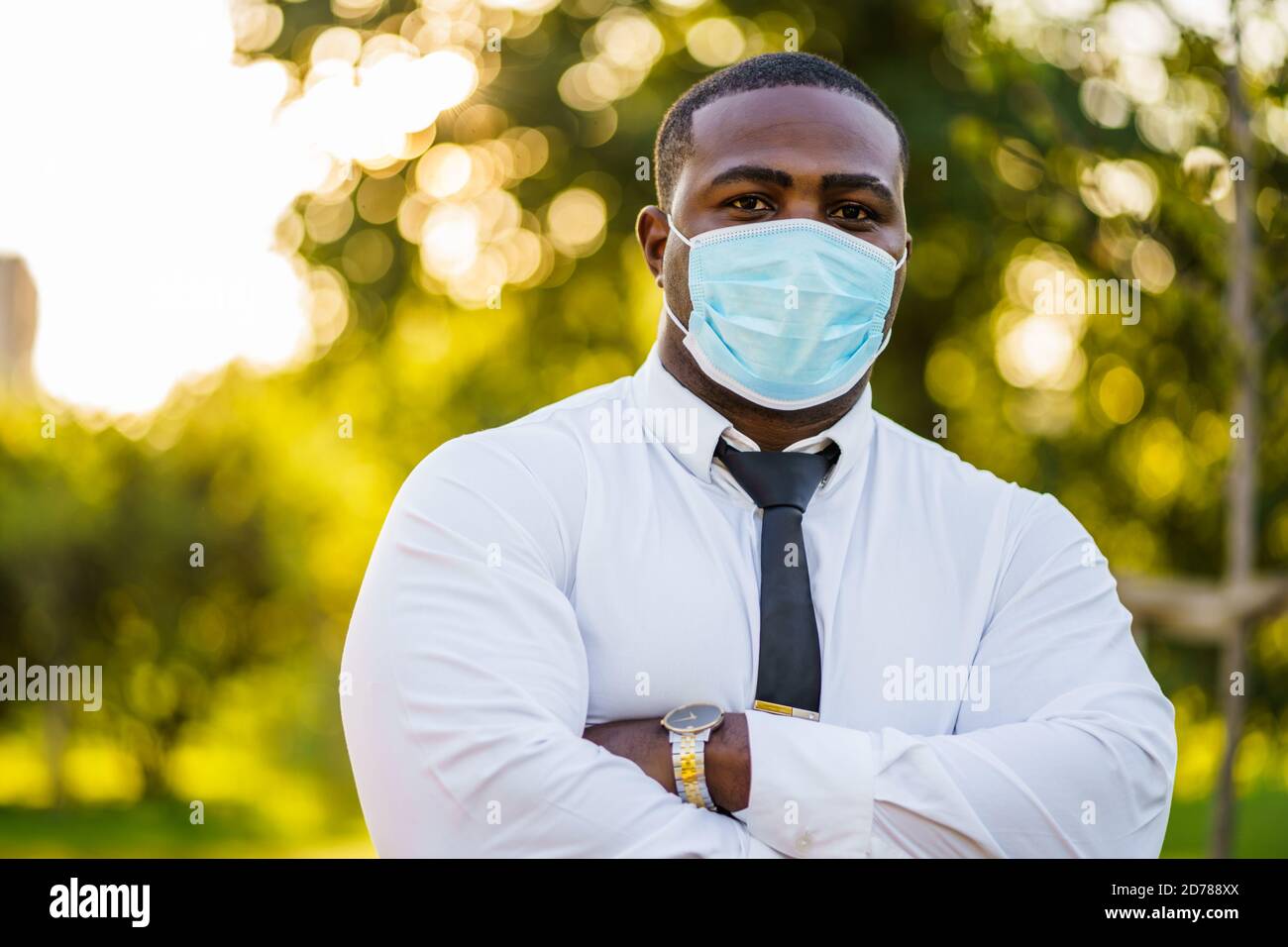 Porträt des verantwortlichen Geschäftsmannes, der Schutzmaske trägt. Covid-19-Virus-Pandemiekonzept. Stockfoto