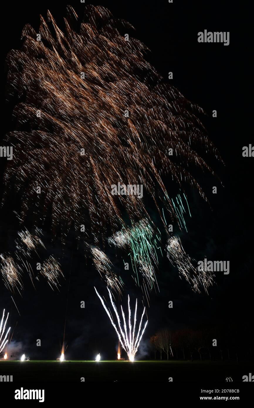 Spektakuläre und farbenfrohe Feuerwerke, die vor einem dunklen Herbsthimmel in Lancashire stehen und die Guy Fawkes Night feiern Stockfoto