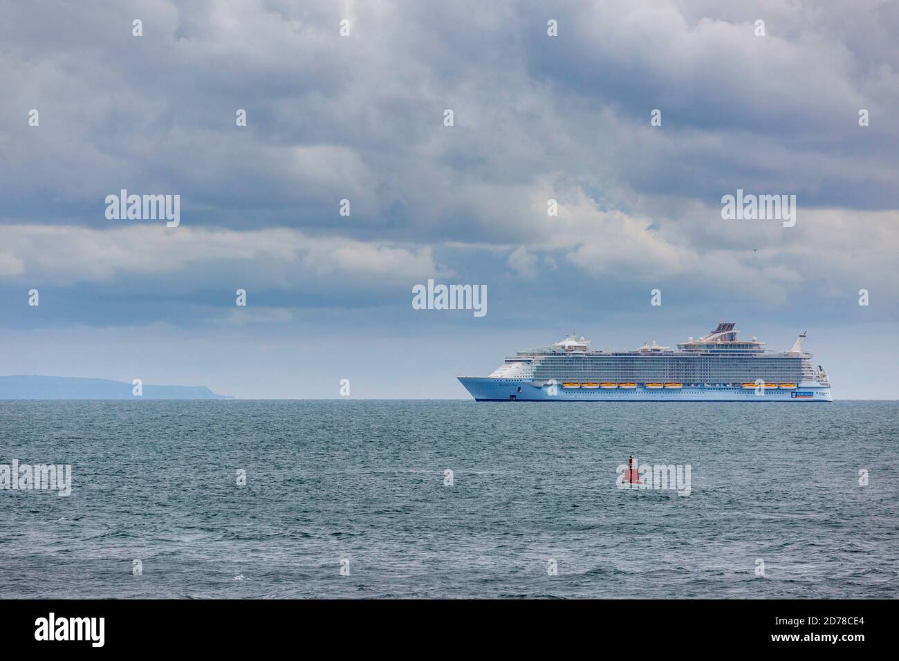 Das Kreuzfahrtschiff „Allure of the Seas“ vor der Küste von Swanage während der Coronavirus-Pandemie im Jahr 2020, Dorset, England Stockfoto
