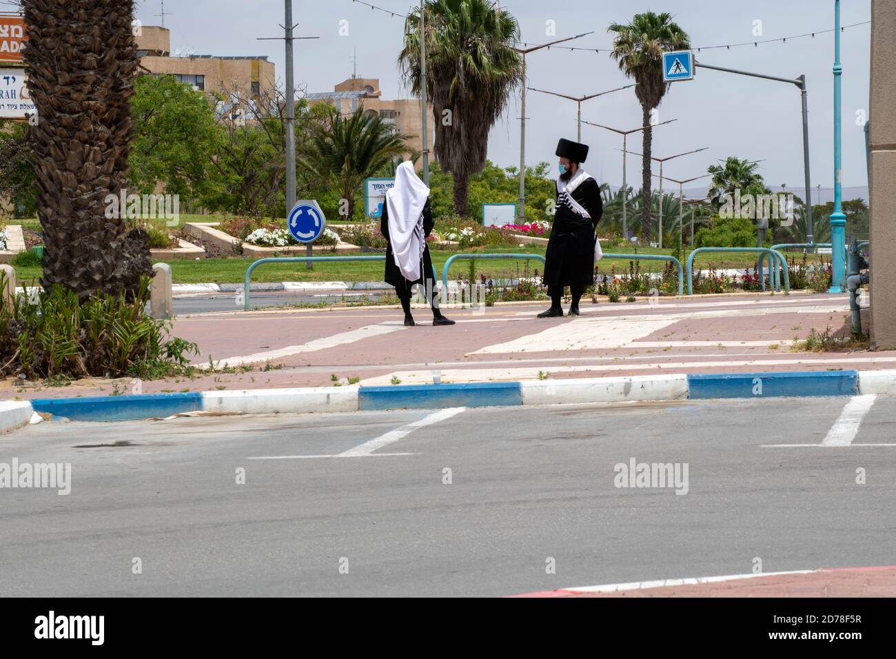 Aufgrund COVID-19, Gebete werden im Freien gehalten, während versucht, persönliche Distanz zu halten und tragen chirurgische Masken. Stockfoto