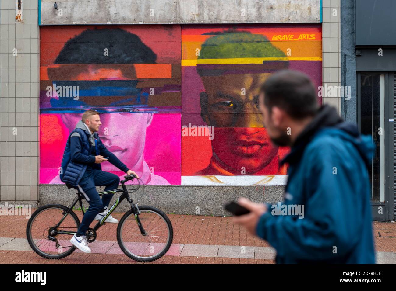 Passanten, indem sie an einem Street-Art-Bild von Marcus Rashford MBE, Manchester Utd und England Fußballspieler und Wahlkämpfer für kostenlose Schulmahlzeiten für Armut vorbei Stockfoto
