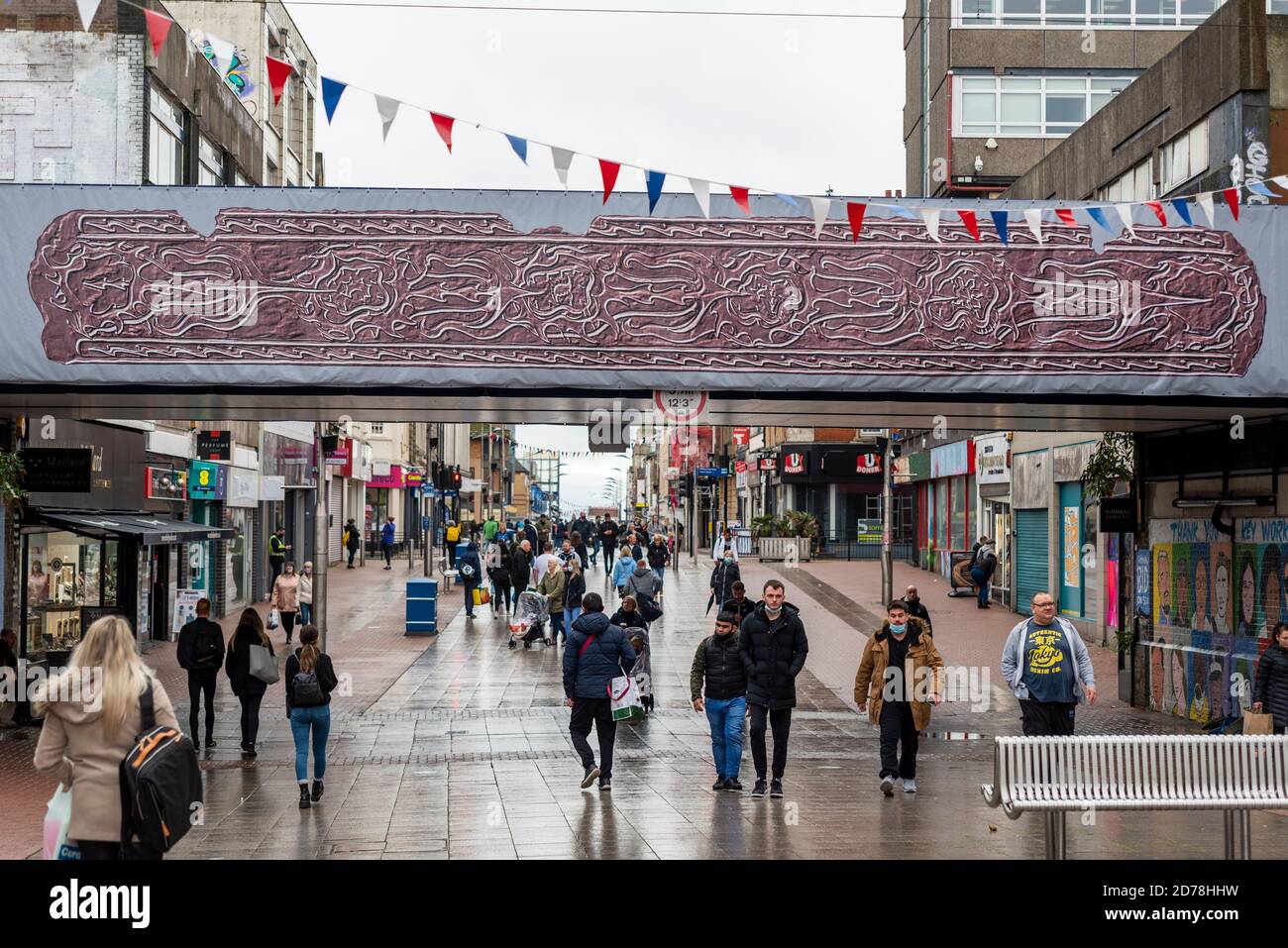 Temporäre Kunstwerke auf einer Eisenbahnbrücke über die High Street, Southend on Sea, Essex, Großbritannien. Angelsächsisch inspiriert mit dem Titel „Arrowcut Slab“ von Rosie Grace ward Stockfoto