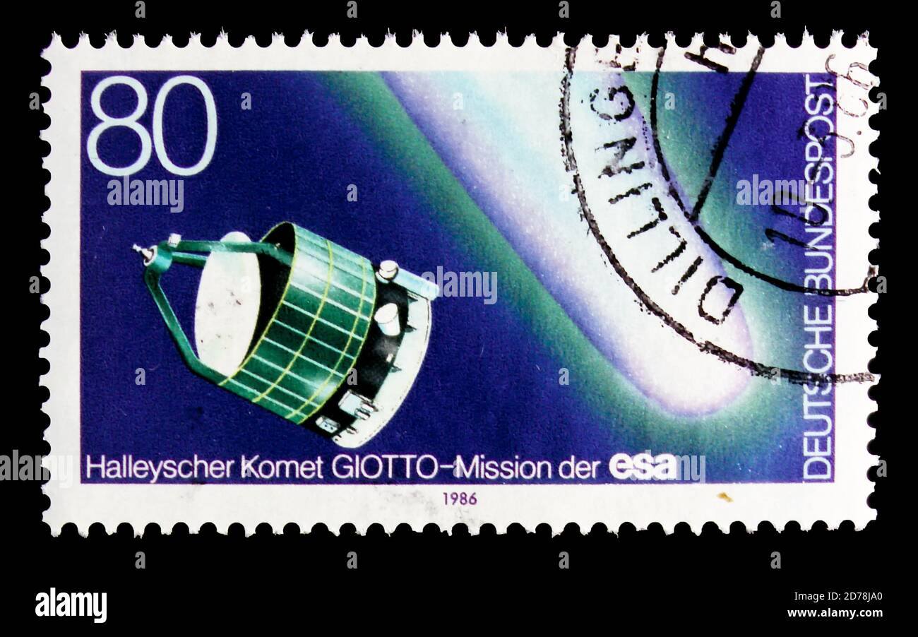 MOSKAU, RUSSLAND - 3. OKTOBER 2017: Eine in Deutschland gedruckte Briefmarke zeigt den Kometen von Halley, Aussehen der Halley-Comet-Serie, um 1986 Stockfoto