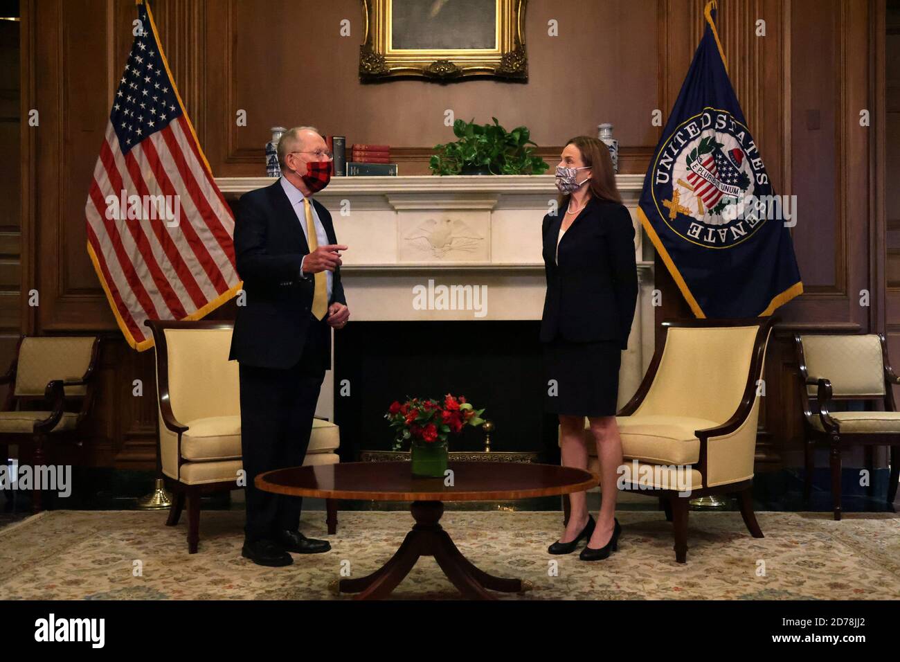 Washington, Usa. Oktober 2020. Amy Coney Barrett trifft sich am Mittwoch, den 21. Oktober 2020, mit Senator Lamar Alexander auf dem Capitol Hill in Washington, DC. Barrett wird voraussichtlich am Montag, den 26. Oktober, bestätigt. Pool Foto von Alex Wong/UPI Kredit: UPI/Alamy Live Nachrichten Stockfoto