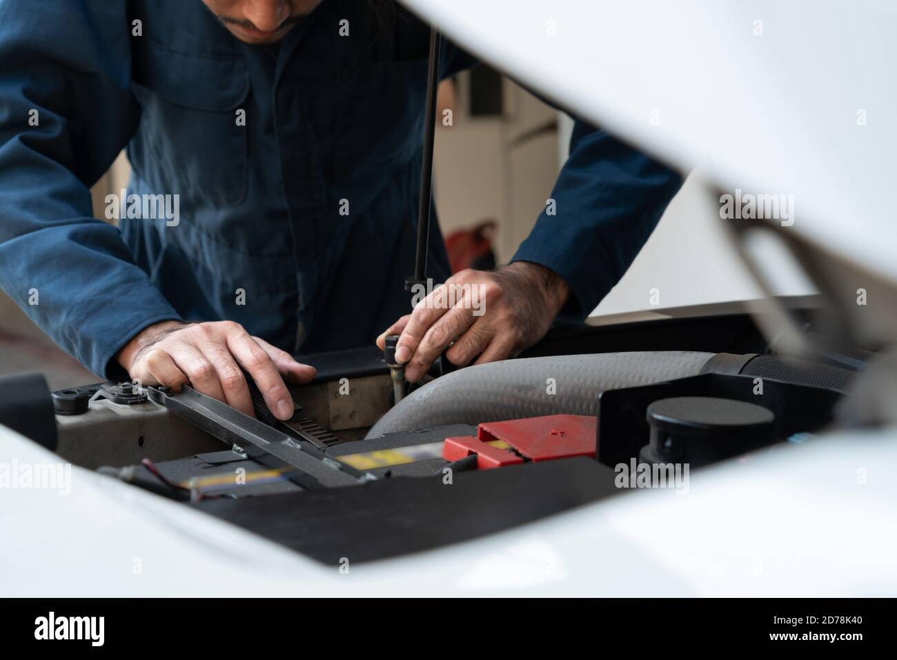 Professioneller Mechaniker, der in der Auto-Garage Reparatur- und Wartungsservice bereitstellt. Geschäftskonzept Autoservice. Stockfoto