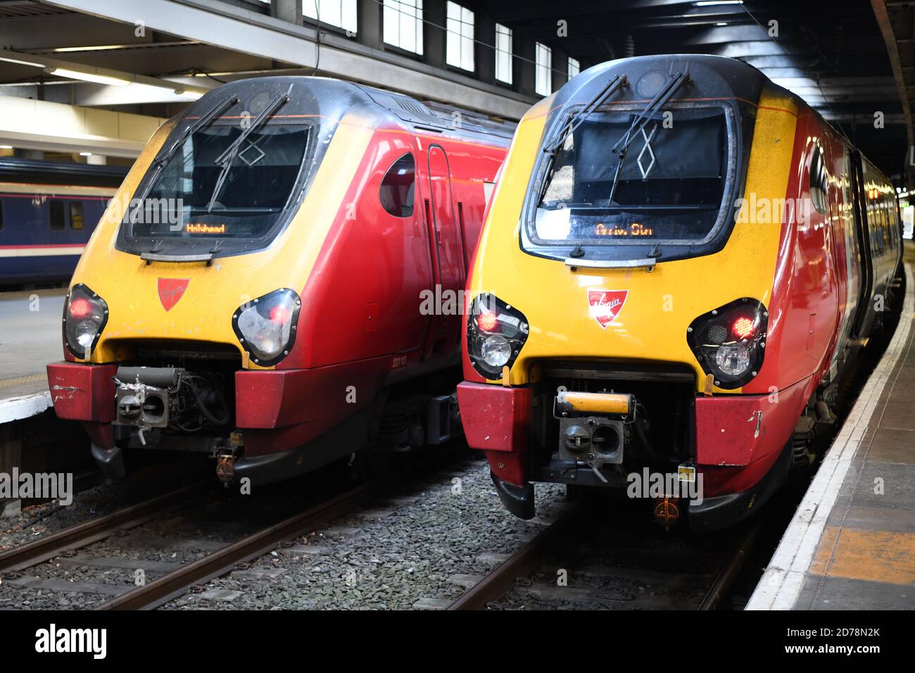 Virgin Trains am Bahnhof Euston, London, England, Großbritannien Stockfoto