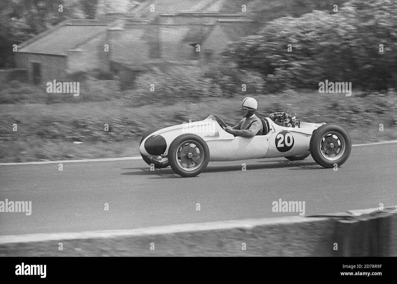 1950s, historisch, ein Rennfahrer auf einer Strecke in einem offenen, einsitzigen, hinten-Motor Rennwagen, ein Cooper-Jap Formel 3, die in der Nachkriegszeit sah viele erleben ihren ersten echten Geschmack von "echten" Motorsport. John Coopers erster Rennwagen der Nachkriegszeit verwendete das Chassis eines abgestürzten FIAT Topolino und den hinter dem Fahrer platzierten 500ccm "speedway" JAP-Motorradrotor. Stockfoto
