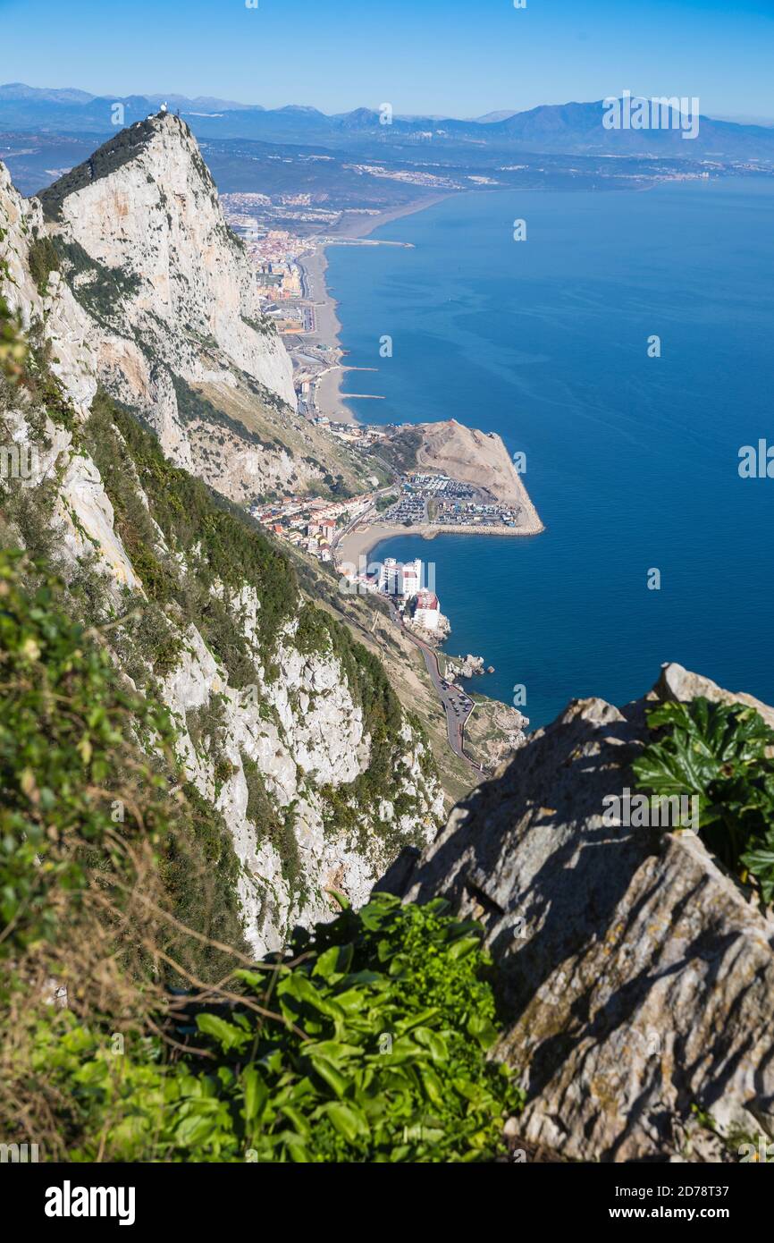 Gibraltar, Blick auf Gibraltar Rock, Gibraltar Strände mit der spanischen Küste in der Ferne Stockfoto