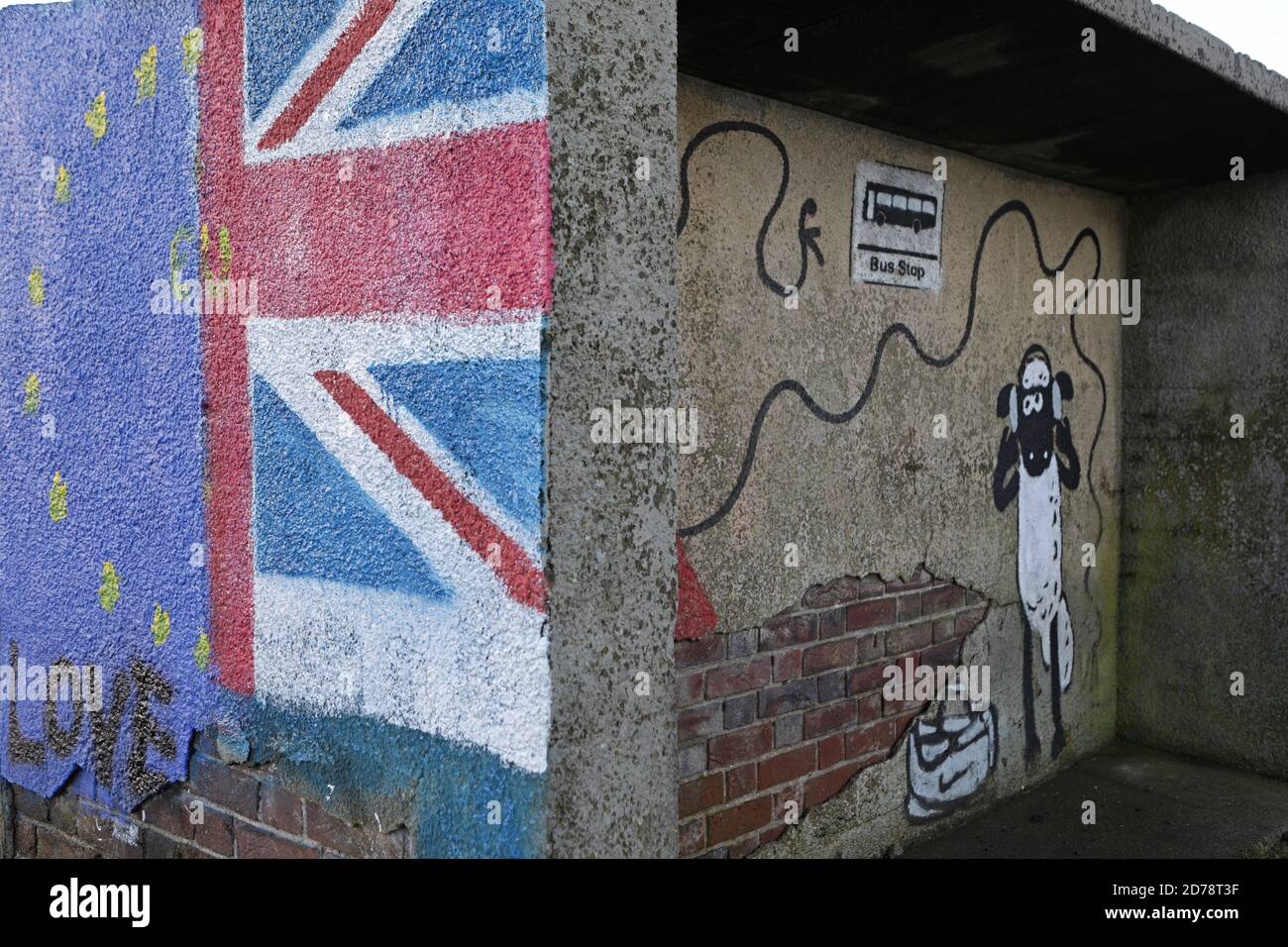 Ein pro-EU-Wandgemälde auf einer betonierten Bushaltestelle auf den North York Moors. Die Bushaltestelle war zuvor mit einem Anti-EU-Wandgemälde bemalt, wurde aber von Pro-EU-Anhängern neu bemalt. North York Moors, Großbritannien. Stockfoto