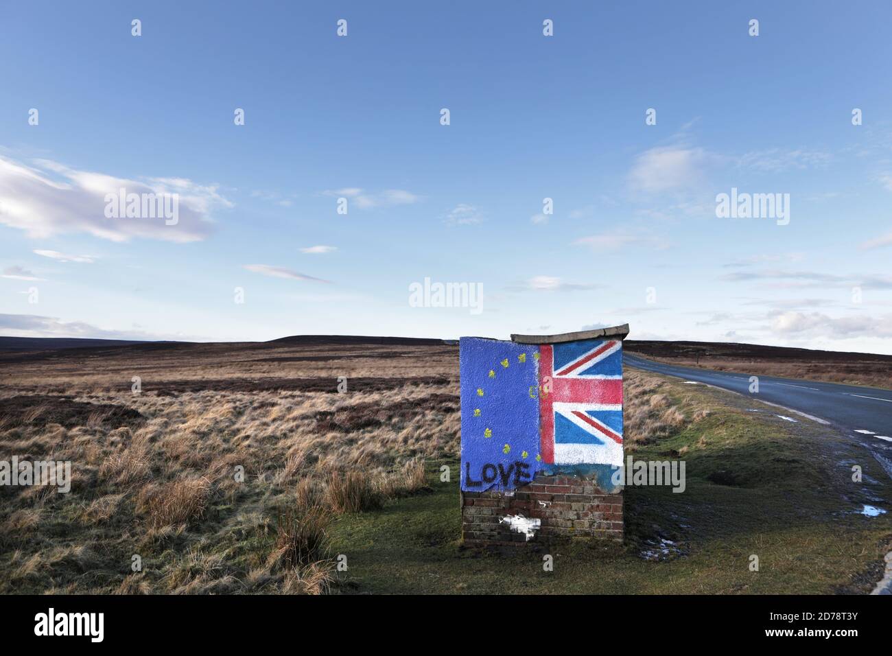 Ein pro-EU-Wandgemälde auf einer betonierten Bushaltestelle auf den North York Moors. Die Bushaltestelle war zuvor mit einem Anti-EU-Wandgemälde bemalt, wurde aber von Pro-EU-Anhängern neu bemalt. North York Moors, Großbritannien. Stockfoto