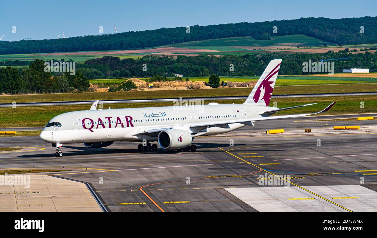 Der Airbus A350-900 von Qatar Airlines schreibt an RW 16 In Wien Stockfoto