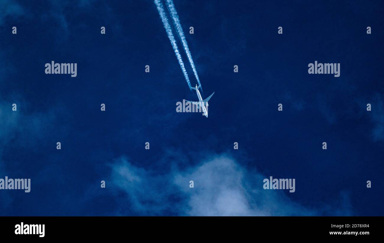 Die B777 hoch am Himmel und ich liebe es einfach Es wurde bei 3500-3800 ft (Flugzeug) aufgenommen Stockfoto