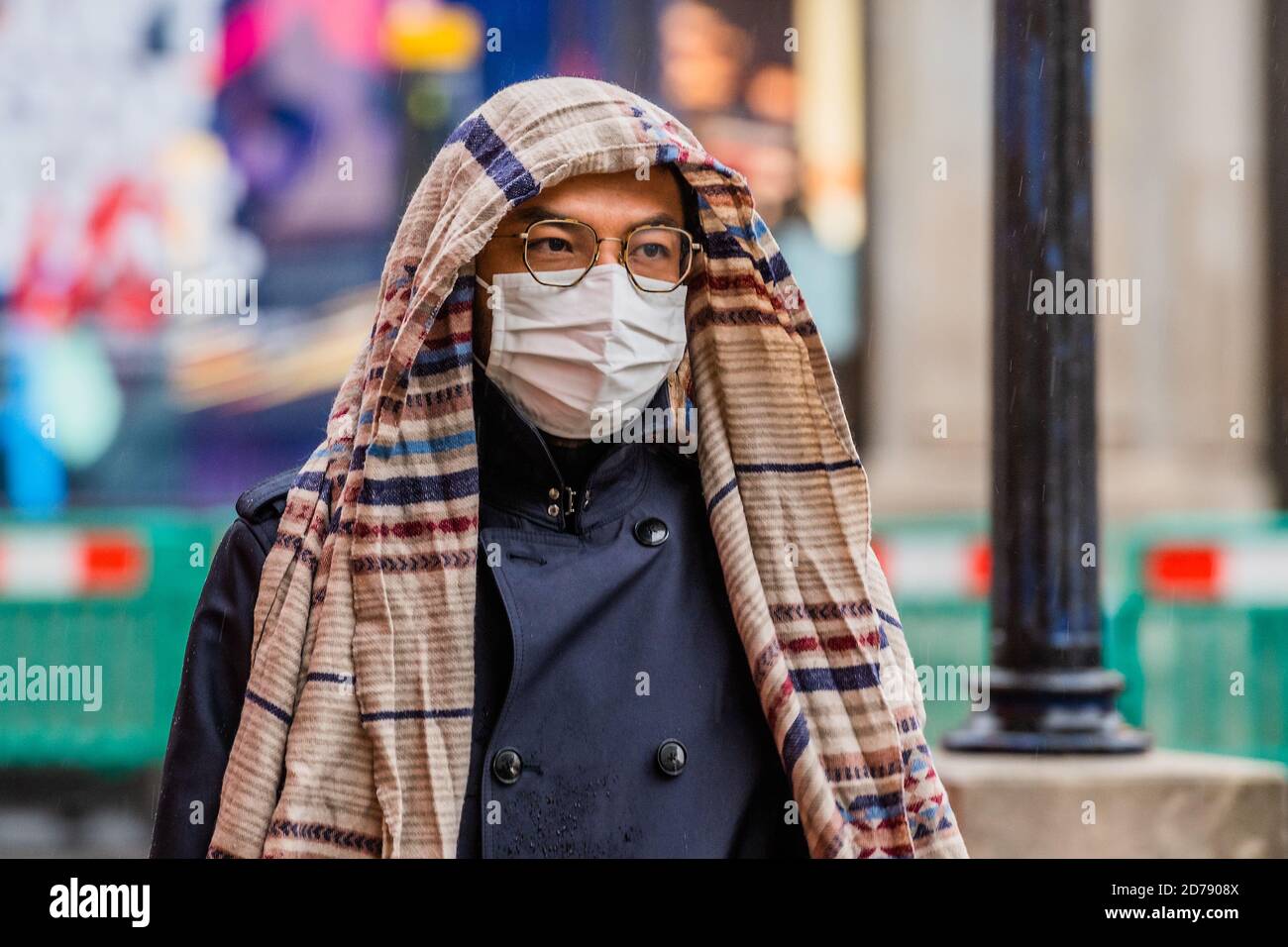 London, Großbritannien. Oktober 2020. Regenschirme sind oben, oder jede Art von Schutzhülle, dämpfende Geister in Oxford Street. Schwierige Zeiten für Einzelhändler wie die als der Regen fällt und Coronavirus Beschränkungen beginnen, wieder zu erhöhen. Kredit: Guy Bell/Alamy Live Nachrichten Stockfoto