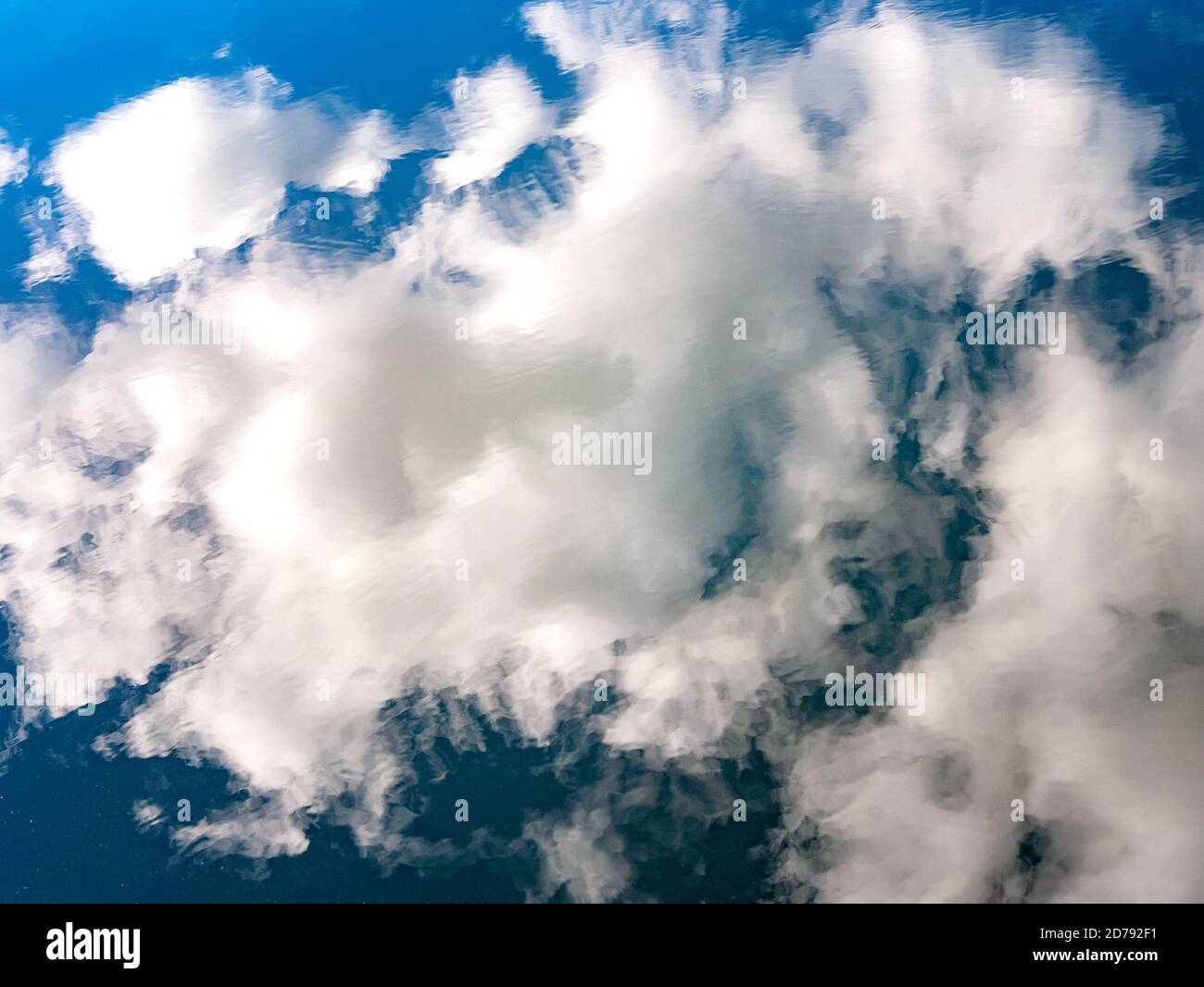 Wolken spiegeln sich in Wasser Stockfoto