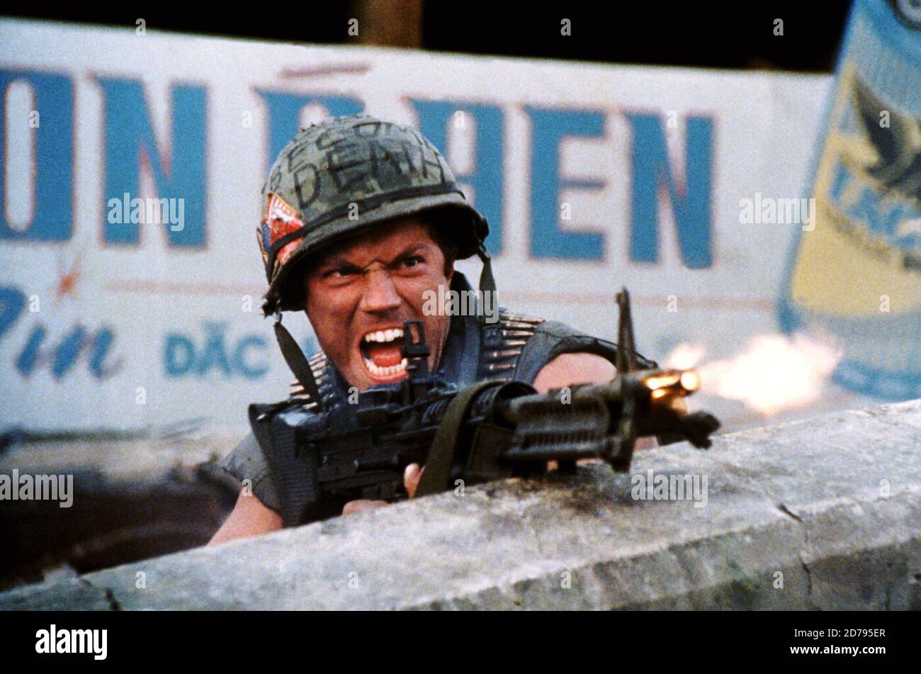 Full Metal Jacket ist ein britisch-amerikanischer Kriegsfilm aus dem Jahr 1987, der von Stanley Kubrick gedreht, mitgeschrieben und produziert wurde und in den Hauptrollen Matthew Modine, R. Lee Ermey, Vincent D'Onofrio und Adam Baldwin zu sehen ist. Das Drehbuch von Kubrick, Michael Herr und Gustav Hasford basiert auf Hasfords Roman The Short-Timers (1979). Dieses Foto ist nur für redaktionelle Zwecke bestimmt und unterliegt dem Urheberrecht des Filmunternehmens und/oder des Fotografen, der vom Film oder der Produktionsfirma beauftragt wurde, und darf nur von Publikationen im Zusammenhang mit der Bewerbung des oben genannten Films reproduziert werden. Eine obligatorische Gutschrift an das Filmunternehmen ist erforderlich Stockfoto