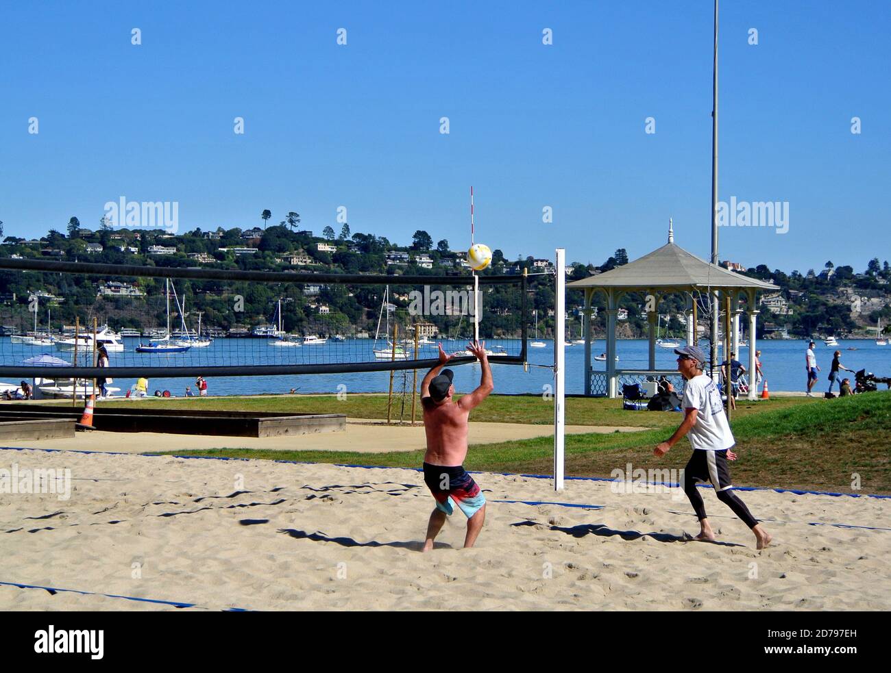 Erwachsene spielen Volleyball im Dumphy Park in sausalito california usa Stockfoto