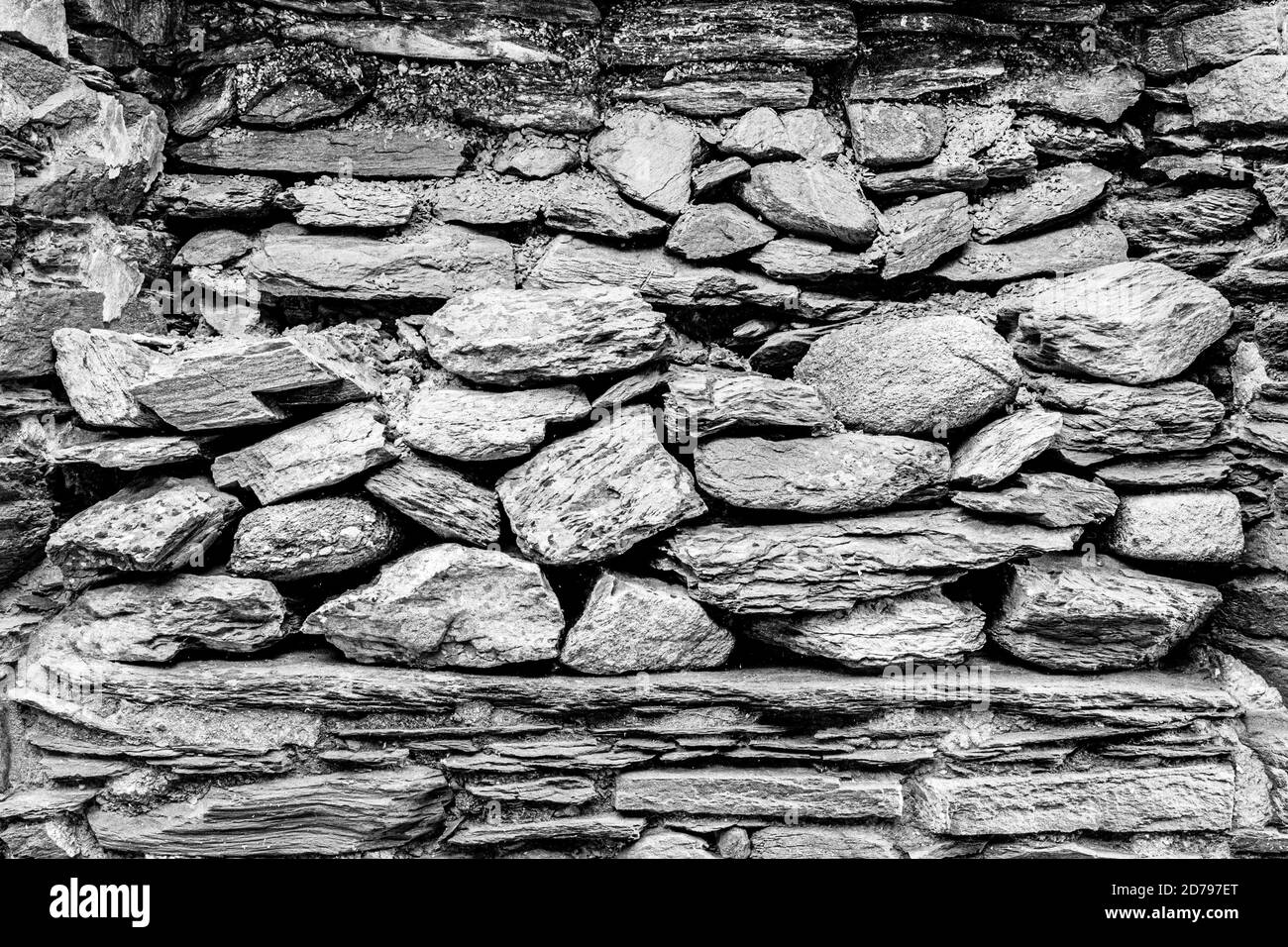 Steinhaufen, der das Fenster in einer verlassenen Hütte blockiert. County Kerry, Irland Stockfoto