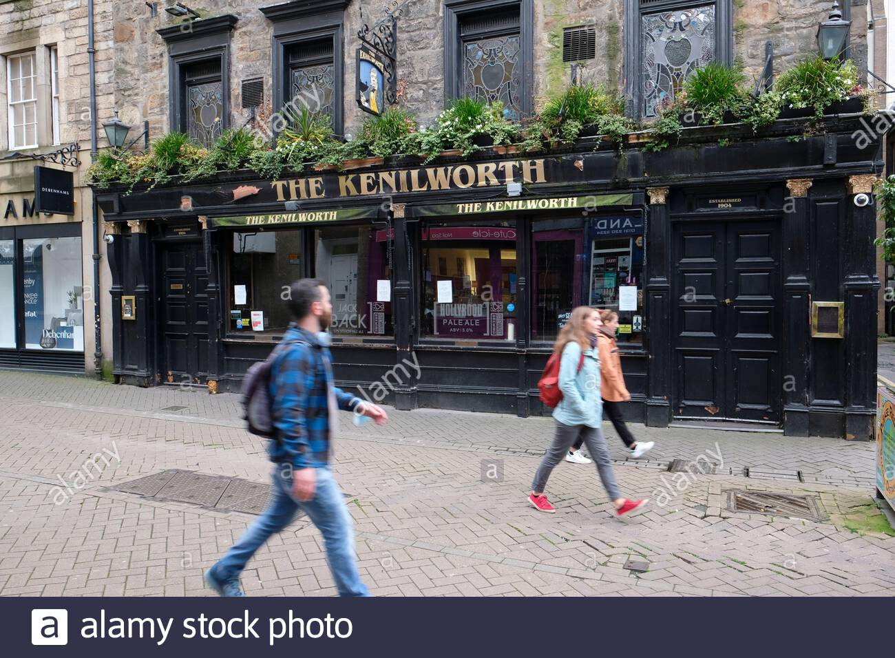 Edinburgh, Schottland, Großbritannien. Oktober 2020. Bei der heutigen täglichen Coronavirus-Briefing kündigte First Ministerin Nicola Sturgeon an, dass die aktuellen Beschränkungen, wie die Schließung von Pubs, Bars und Restaurants im Zentralgürtel, wie geplant über den 26. Oktober hinaus verlängert werden und für eine weitere Woche bis Montag, den 2. November, gelten sollen. Verschlossene Türen im Kenilworth in der Rose Street. Kredit: Craig Brown/Alamy Live Nachrichten Stockfoto