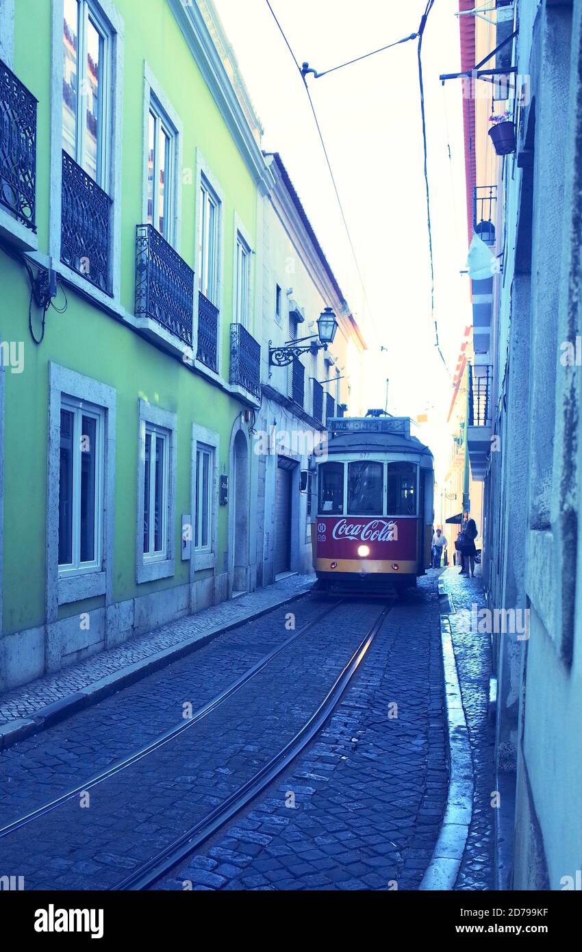 Lissabon - klassische Straßenbahn in der Altstadt Stockfoto