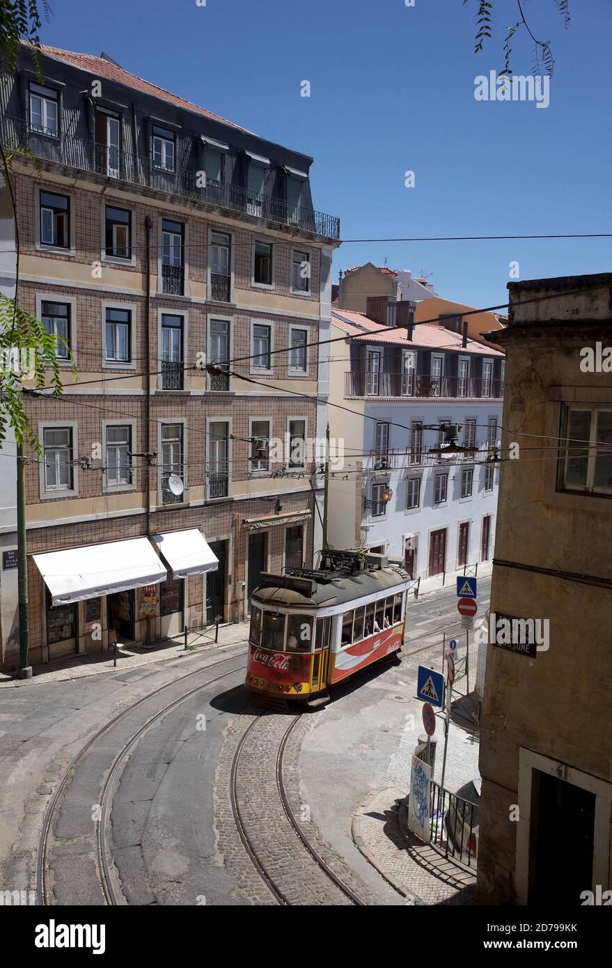 Lissabon - klassische Straßenbahn in der Altstadt Stockfoto