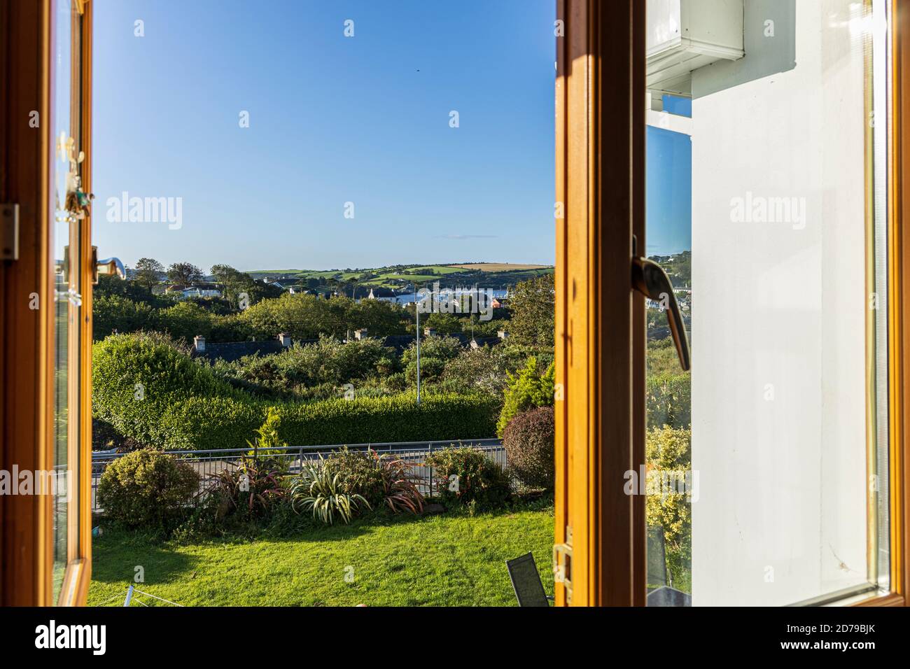 Blick aus einem Fenster über Kinsale, County Cork, Irland Stockfoto