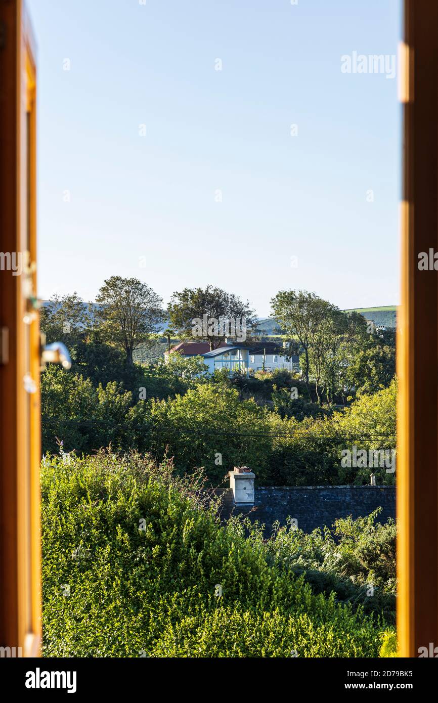 Blick aus einem Fenster über Kinsale, County Cork, Irland Stockfoto