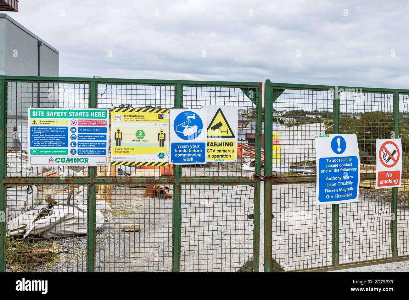 Sicherheitshinweise für Baustellen an einem Eingang zu einer Baustelle, Kinsale, County Cork, Irland Stockfoto