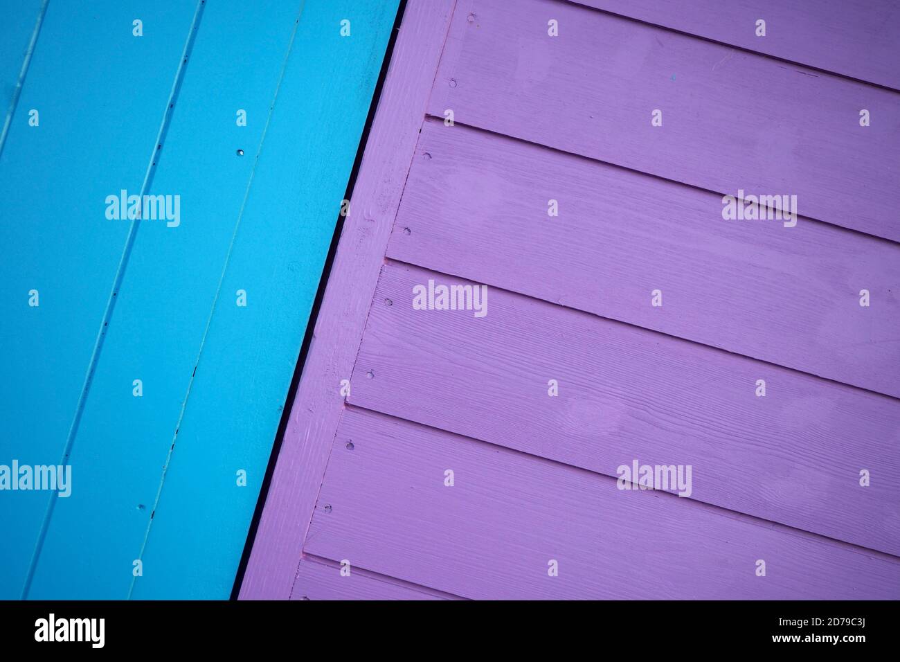 Verblasste blaue und violette Farbe auf einer Strandhütte Norfolk Stockfoto