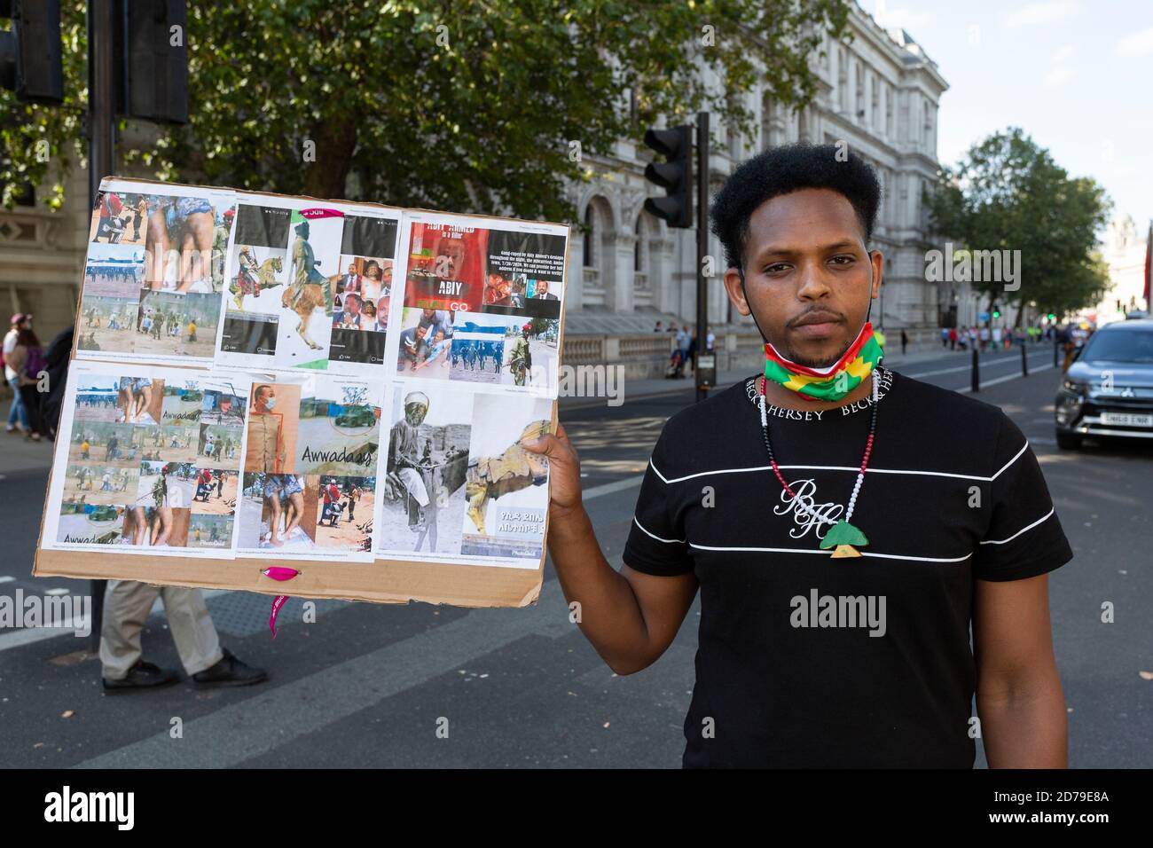 Ein äthiopischer Protestler mit Plakat während einer Oromo-Volksdemonstration, Whitehall, London, 10. September 2020 Stockfoto