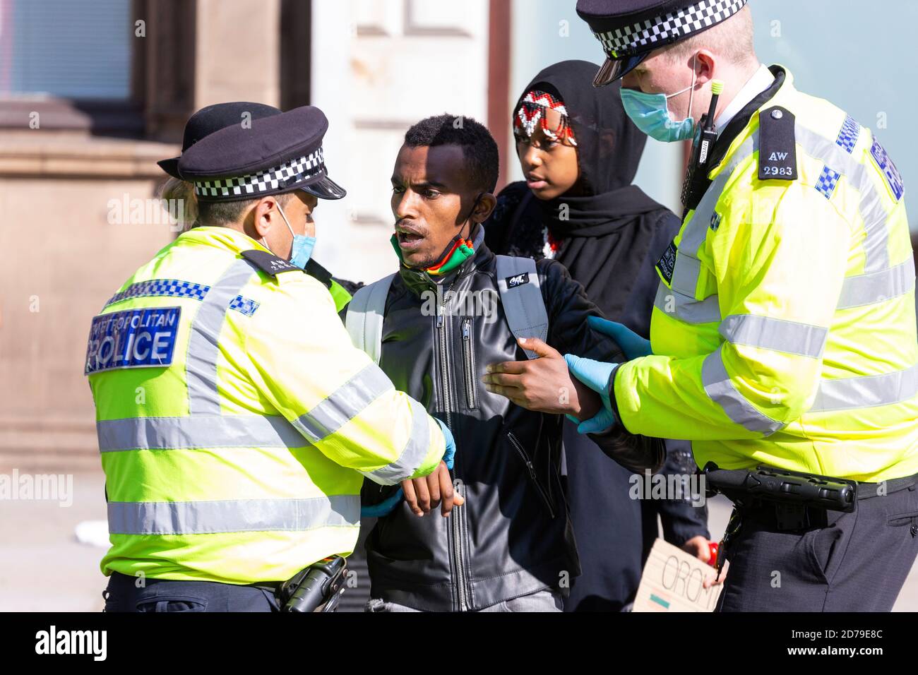 Die Polizei verhaftete einen äthiopischen Protestierenden wegen des Brechens der sozialen Distanzierungsbeschränkungen COVID-19, Oromo People Demonstration, Whitehall, London, 10. September Stockfoto