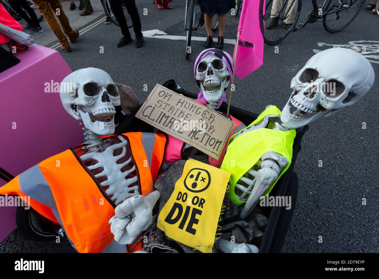Skelett-Schaufensterfiguren mit Schilder während einer Rebellion-Demonstration des Aussterbens, Parliament Square, London, 10. September 2020 Stockfoto