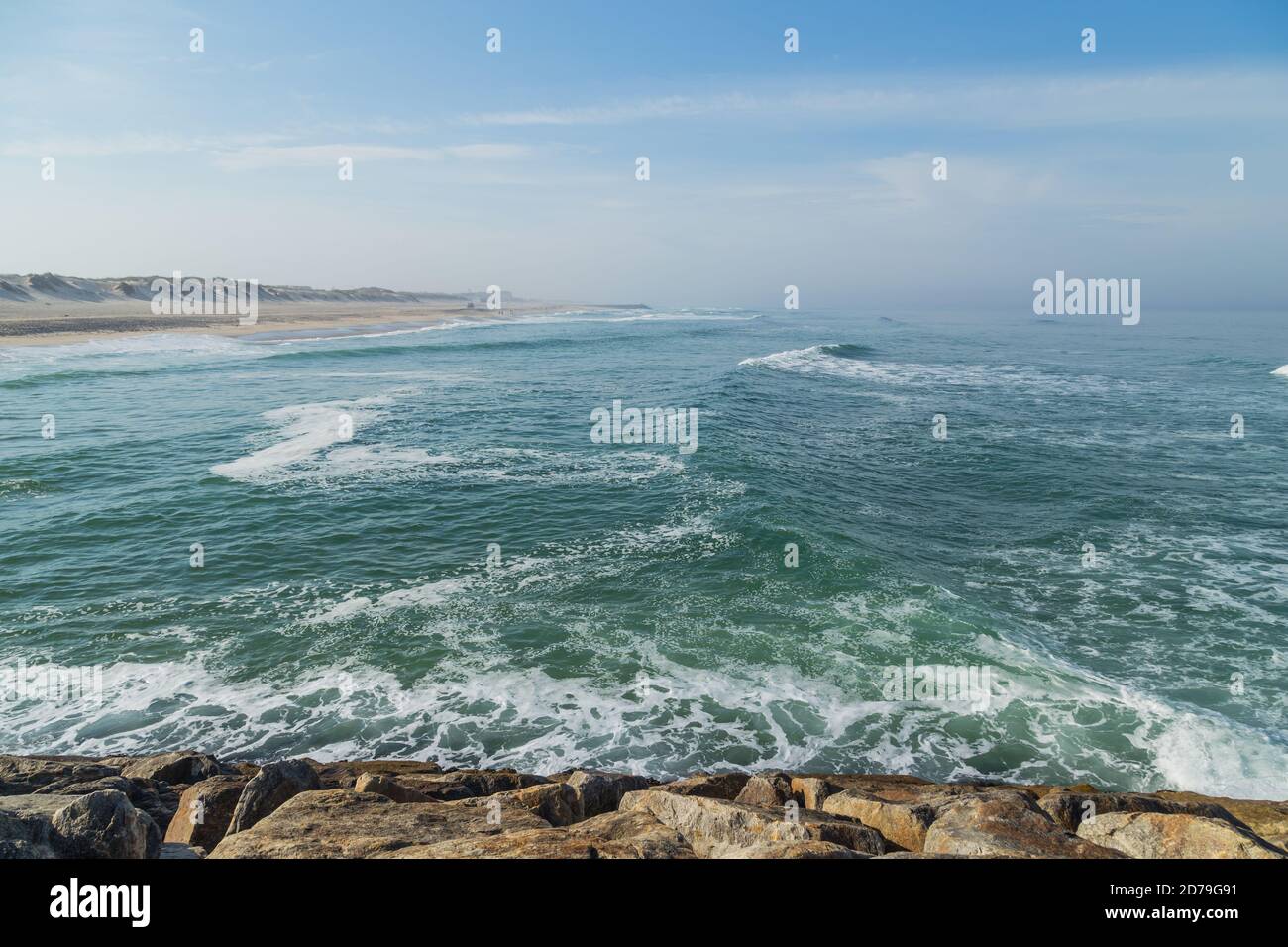 Praia da Barra. Barra Strand in der Nähe des Leuchtturms. Aveiro, Portugal Stockfoto