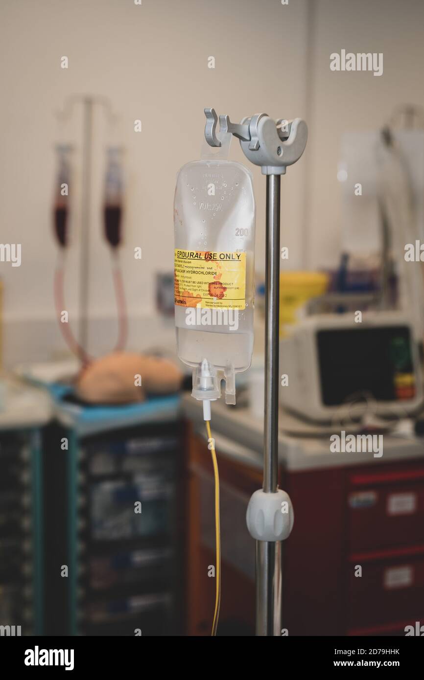 London, Großbritannien. September 29 2020. Ein Beutel mit Bupivacain und Fentanyl, der in einen Epiduralkatheter eines Patienten im Krankenhaus infundiert wird. Stockfoto