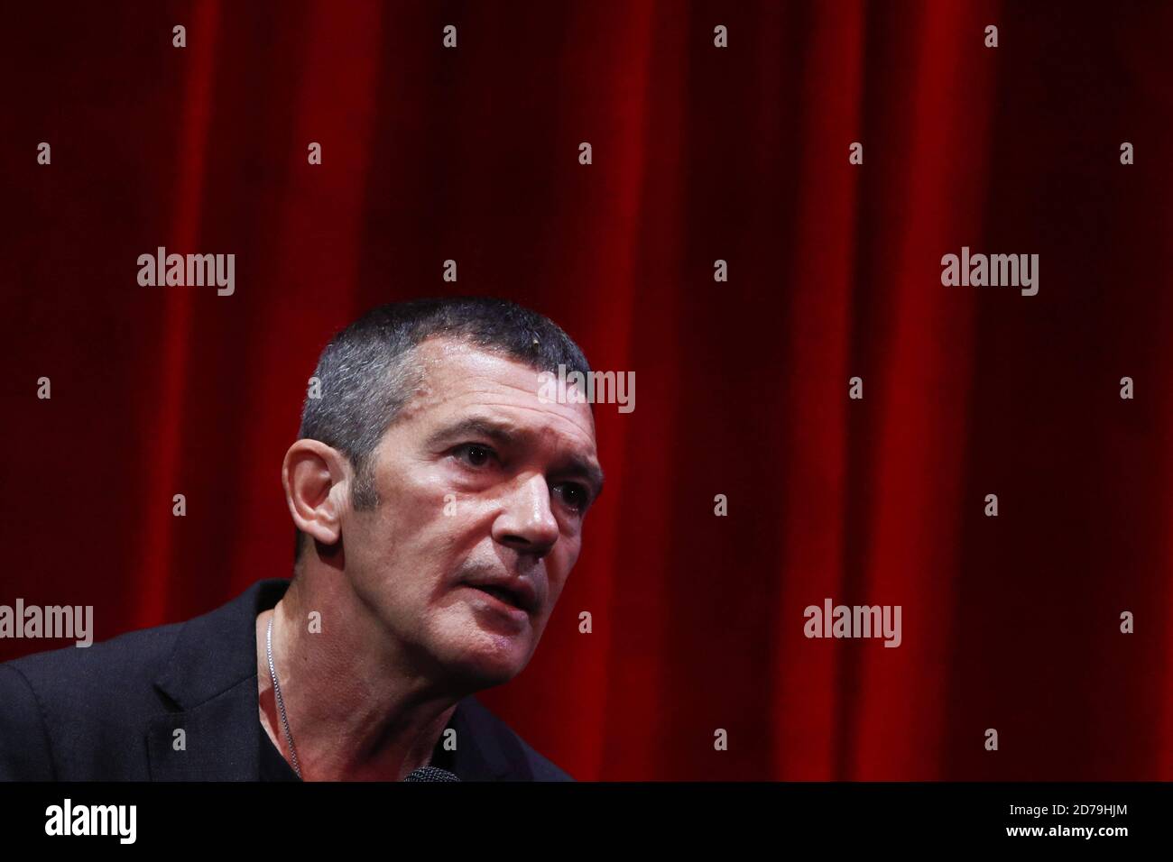 21. Oktober 2020 (Malaga) Antonio Banderas wird im Herbst 2021 ein Musical veröffentlichen, das er selbst zum Star machen wird. Mit Texten und Musik von Stephen Sondheim und Libretto von George Furth wird es die Bühne des Theaters verändern (es wird rund sein). Er plant, acht Monate in Malaga zu bleiben.Antonio Banderas kehrt mit einem neuen Musical auf die Bühne zurück. Es heißt Company' und hat heute Morgen eine Szene (eine Vorschau auf das Stück), die im Herbst 2021 im Teatro del Soho CaixaBank in Malaga Premiere geplant ist. Mit Texten und Musik von Stephen Sondheim und Libretto von George Furth wird es die sein Stockfoto