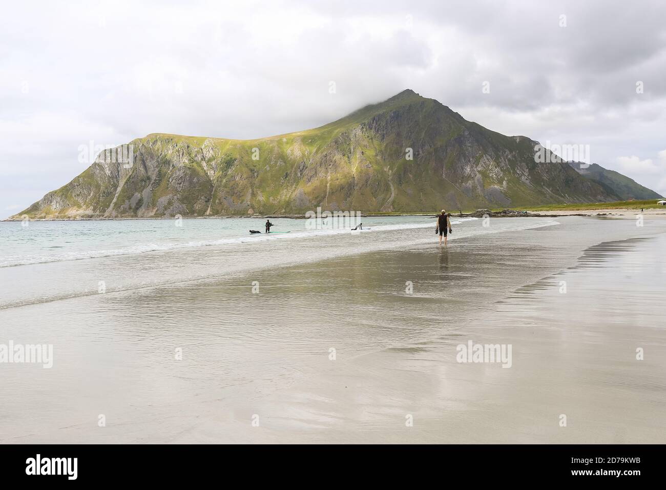 Flakstad Sandstrand auf den norwegischen Lofoten Inseln, beliebter Ort für Surfen und Sommerurlaub Stockfoto