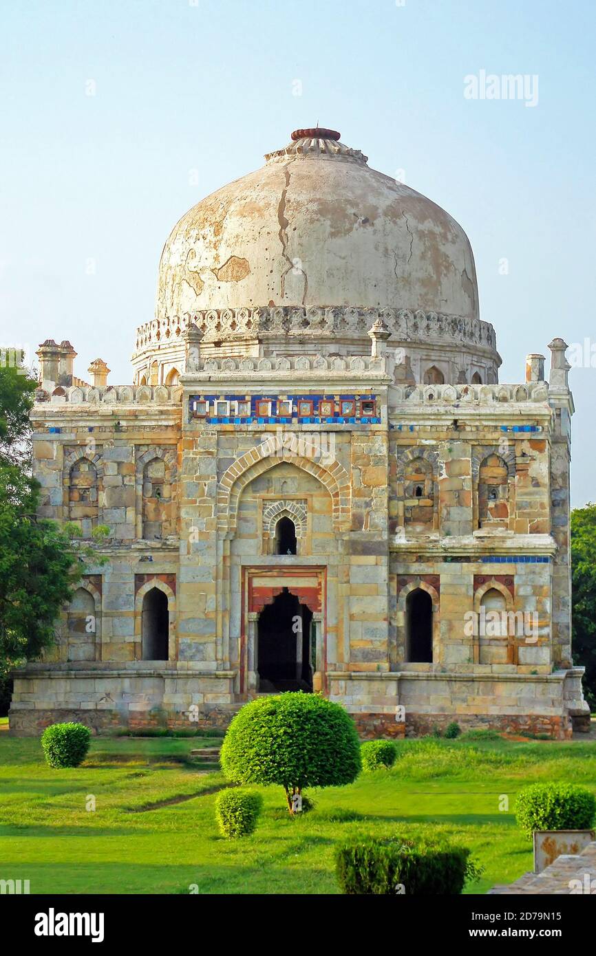 Lodi Gardens. Das islamische Grab (Seesh Gumbad) liegt in einer Gartenanlage. 15. Jahrhundert n. Chr. Neu Delhi, Indien Stockfoto