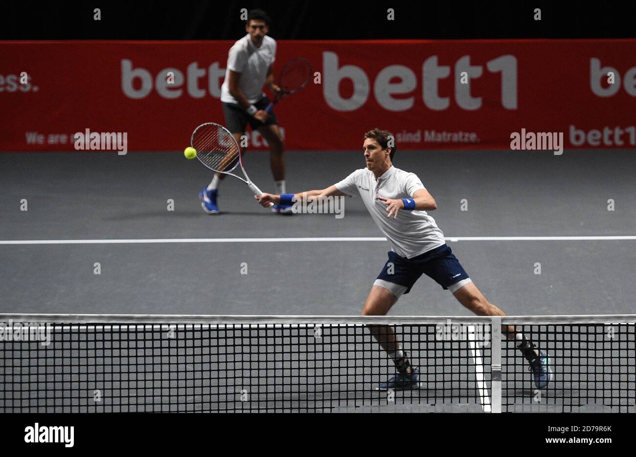 Köln, Deutschland. Oktober 2020. Tennis: ATP Tour - Kölner Meisterschaften (ATP), Doppel, Männer, 1. Runde, O. Otte (Deutschland) und D. Altmaier (Deutschland) - Daniell (Neuseeland) und Oswald (Österreich). Marcus Daniell (r) und Philipp Oswald (l) spielen den Ball. Quelle: Jonas Güttler/dpa/Alamy Live News Stockfoto