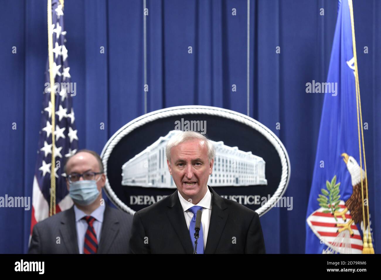 Der stellvertretende US-Generalstaatsanwalt Jeffrey Rosen gibt bekannt, dass Purdue Pharma LP sich bereit erklärt hat, sich bei einer Pressekonferenz am Justizministerium in Washington, DC, am Mittwoch, dem 21. Oktober 2020, strafrechtlich wegen des Umgangs mit seinem süchtig machenden Opioid OxyContin schuldig zu bekennen. Poolfoto von Yuri Gripas/UPI Stockfoto