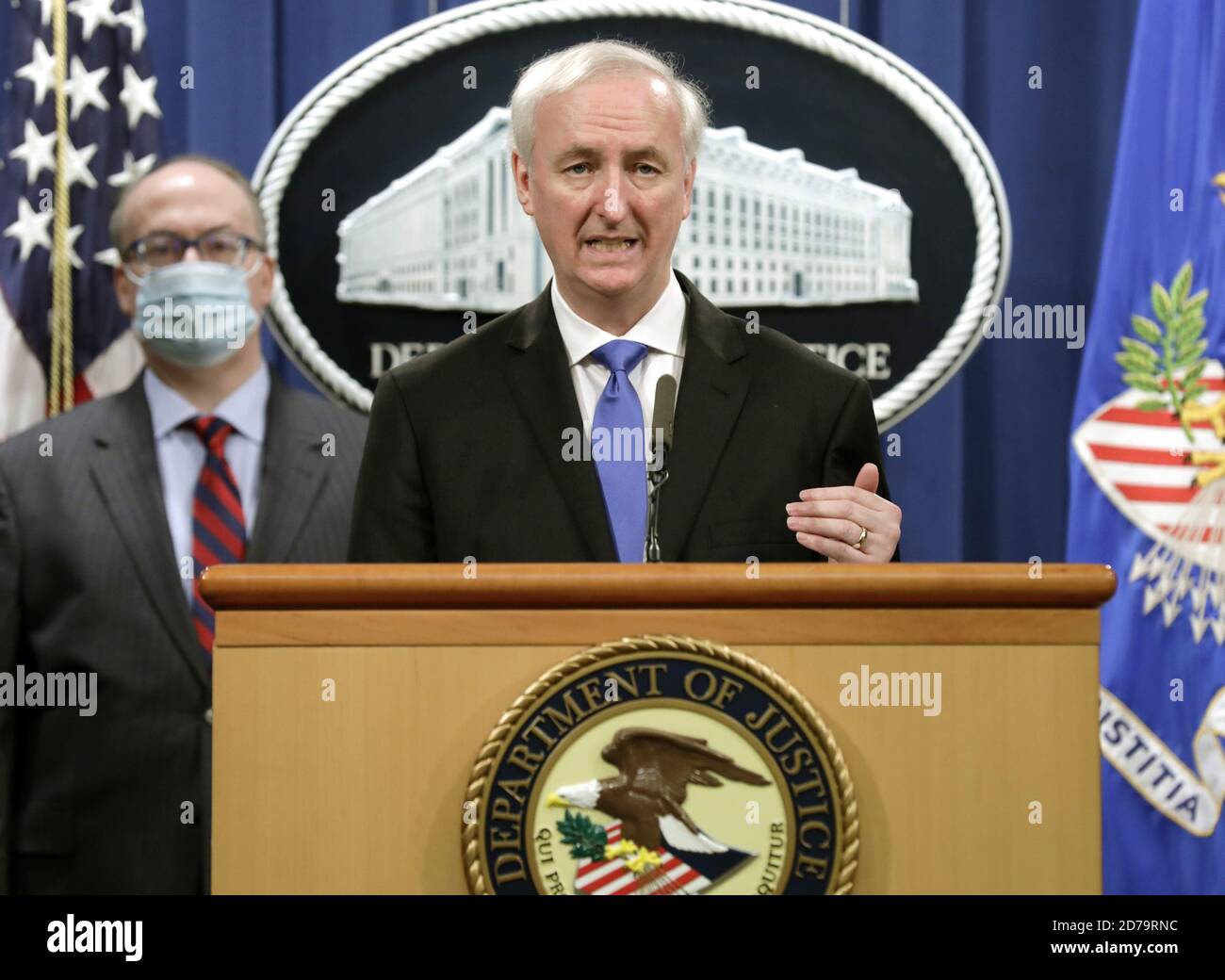 Washington, Usa. Oktober 2020. Der stellvertretende US-Generalstaatsanwalt Jeffrey Rosen gibt bekannt, dass Purdue Pharma LP sich bereit erklärt hat, sich bei einer Pressekonferenz am Justizministerium in Washington, DC, am Mittwoch, dem 21. Oktober 2020, strafrechtlich wegen des Umgangs mit seinem süchtig machenden Opioid OxyContin schuldig zu bekennen. Pool Foto von Yuri Gripas/UPI Kredit: UPI/Alamy Live News Stockfoto